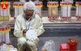 Hàng trăm chiếc đèn lồng trên phố Phùng Hưng trở thành điểm check in của giới trẻ dịp Tết Trung thu